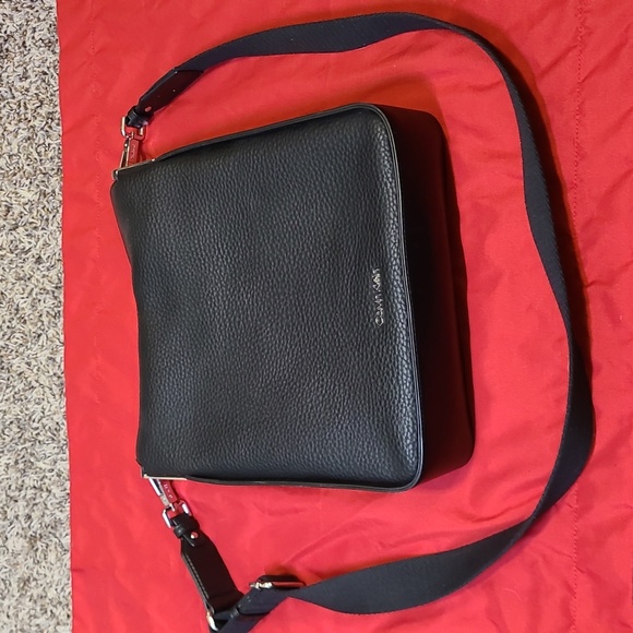 Calvin Klein Fay Large Crossbody Bag In Black Leather - Picture 1 of 9